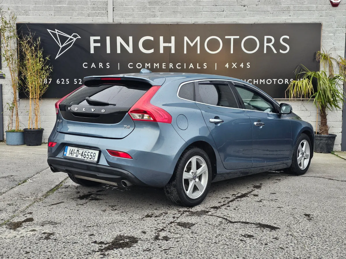 VOLVO V40 180PS R-DESIGN POWERSHIFT // LOW MILEAGE - Image 2