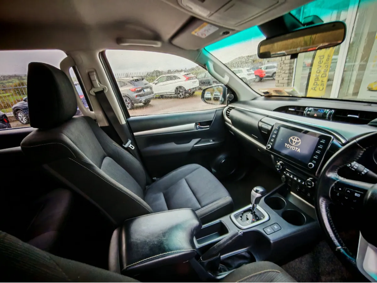 Toyota Hilux 2.8D4D INVITE X 201BHP D/C - Image 4