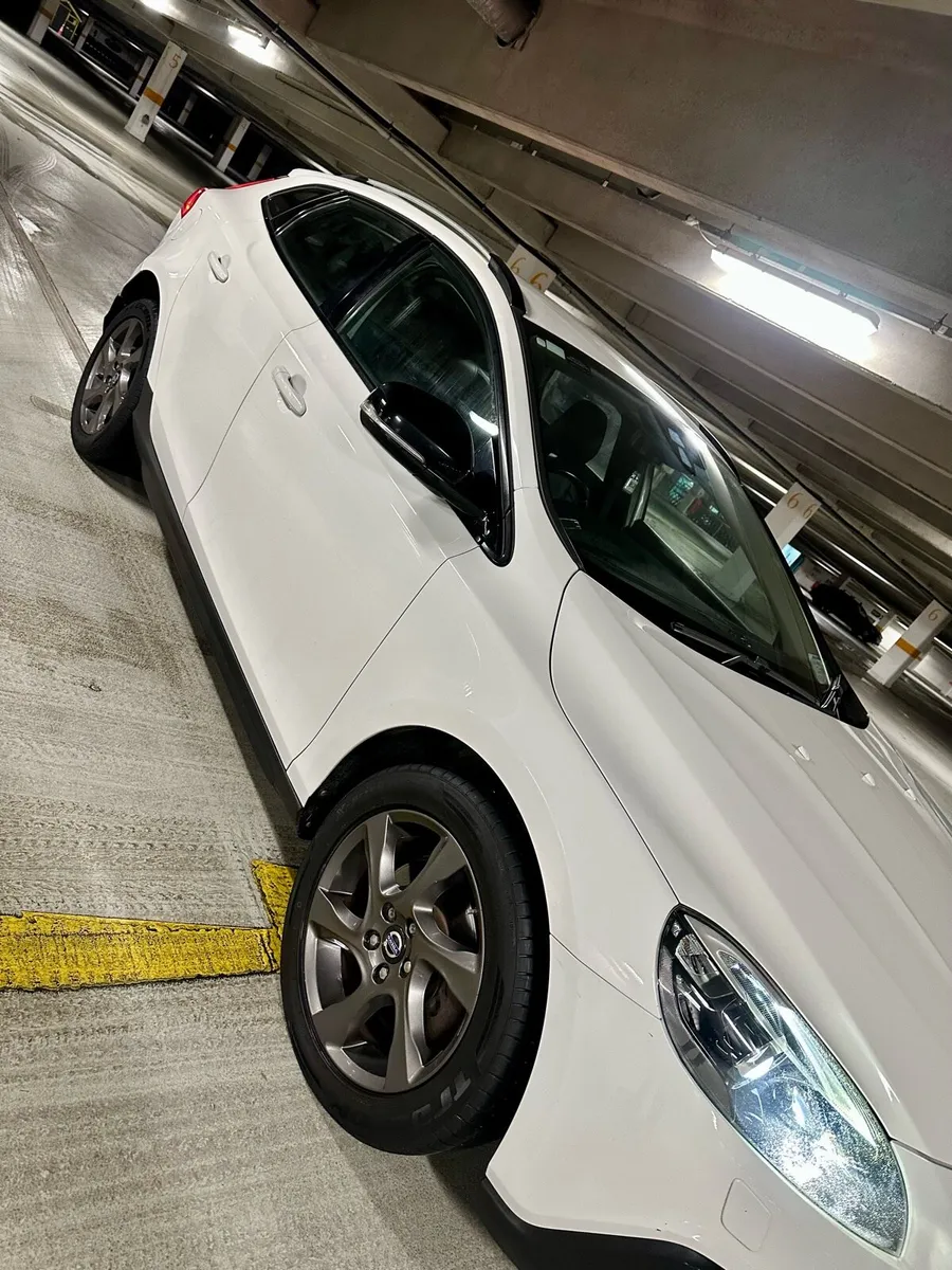 142 Volvo V40 D2 CrossCountry Lux New NCT/Low Mile - Image 3