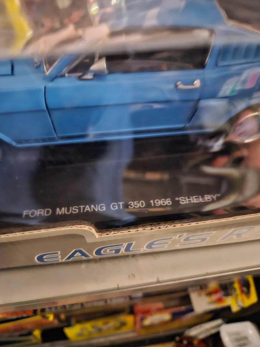 Corgi Universal Hobbies Mustang 1.18 - Image 2