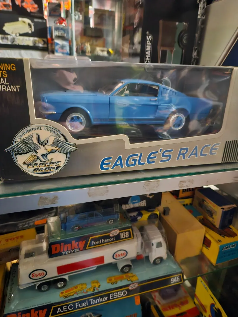 Corgi Universal Hobbies Mustang 1.18 - Image 3