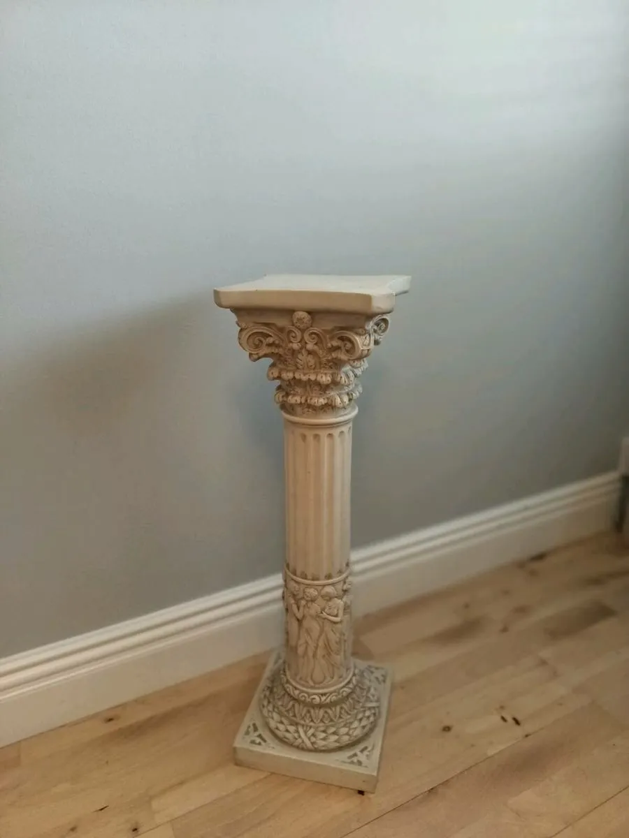 Cream pedestal - Image 1