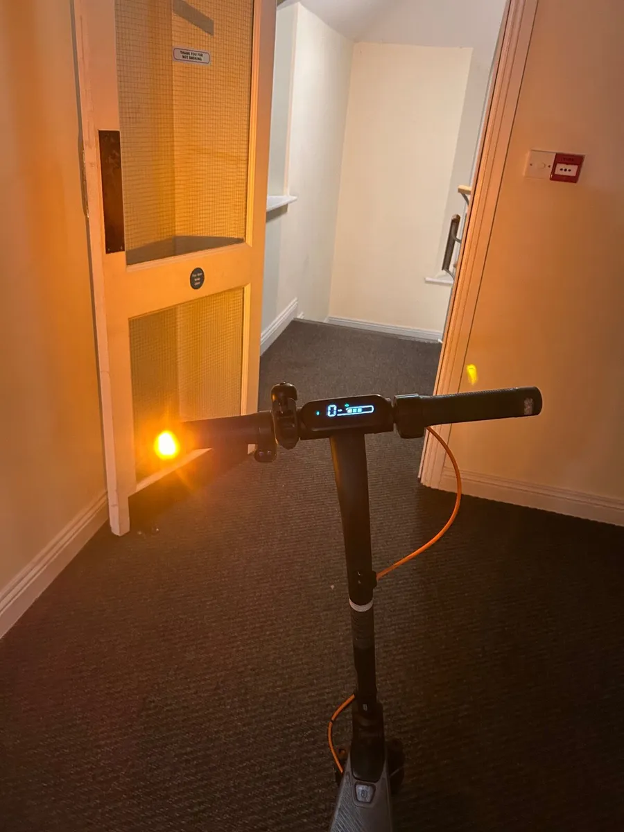 LIKE BRAND NEW ! Ninebot Segway e22e - Image 4