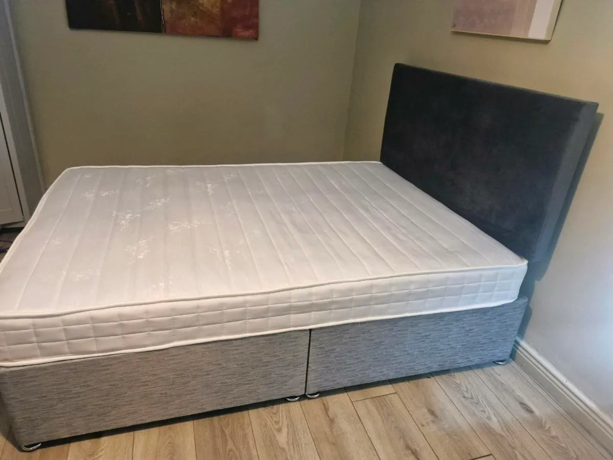 Double bed with dark grey headboard and mattrezz - Image 1