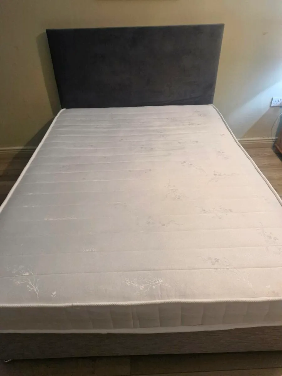 Double bed with dark grey headboard and mattrezz - Image 2