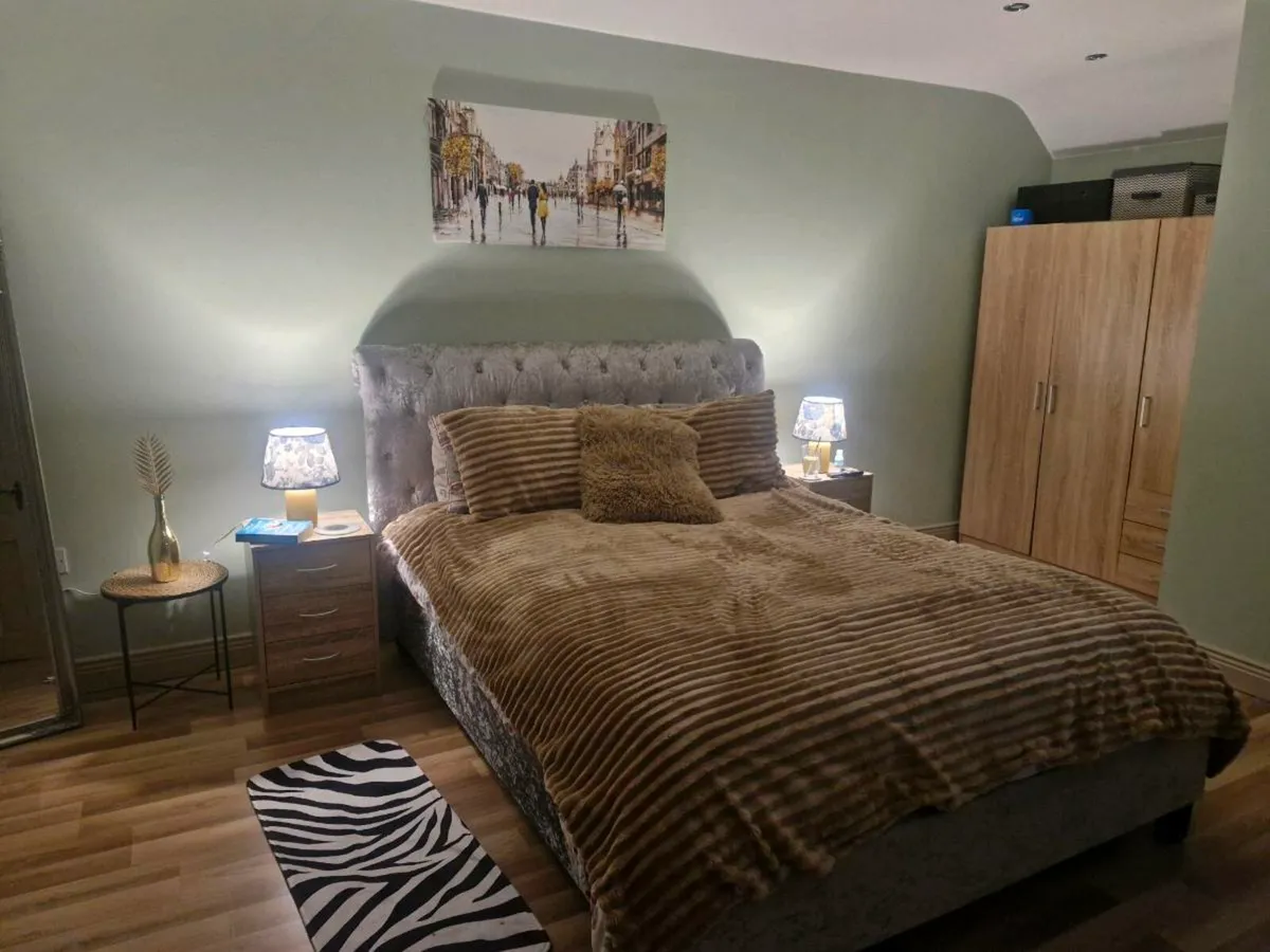 King size bed, crushed silver velvet with mattress - Image 2