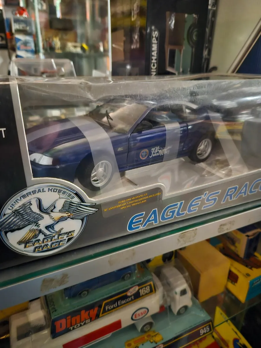 Corgi Universal Hobbies Ford Mustang 1:18 - Image 2