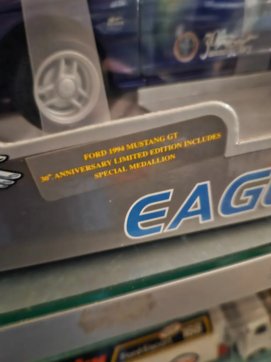 Corgi Universal Hobbies Ford Mustang 1:18 - Image 3