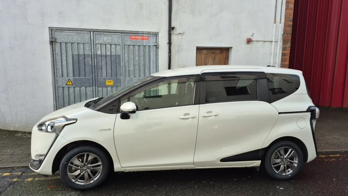 Toyota Sienta Hybrid - Image 3