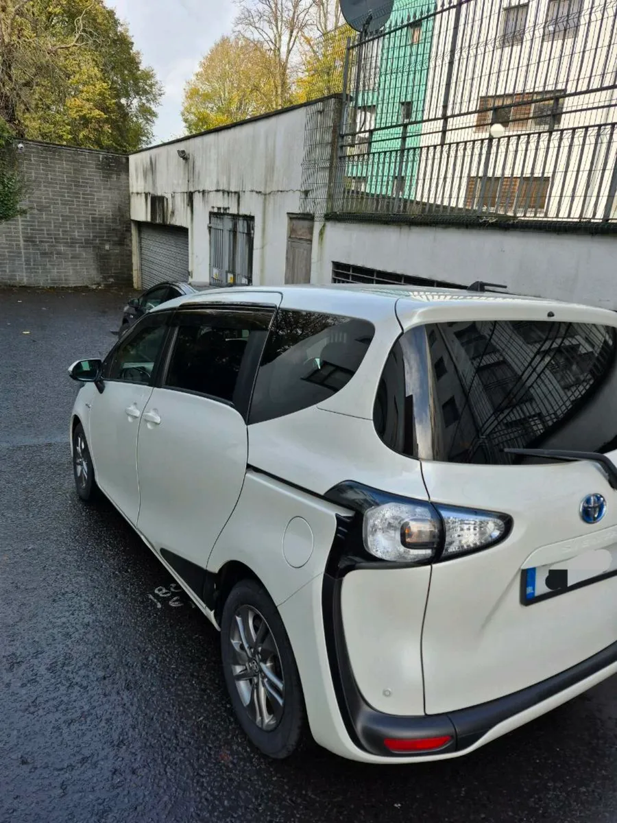 Toyota Sienta Hybrid - Image 4