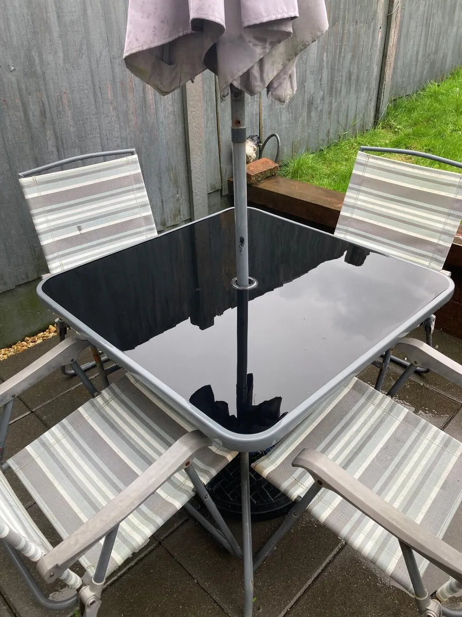 Outdoor furniture table and chairs - Image 1