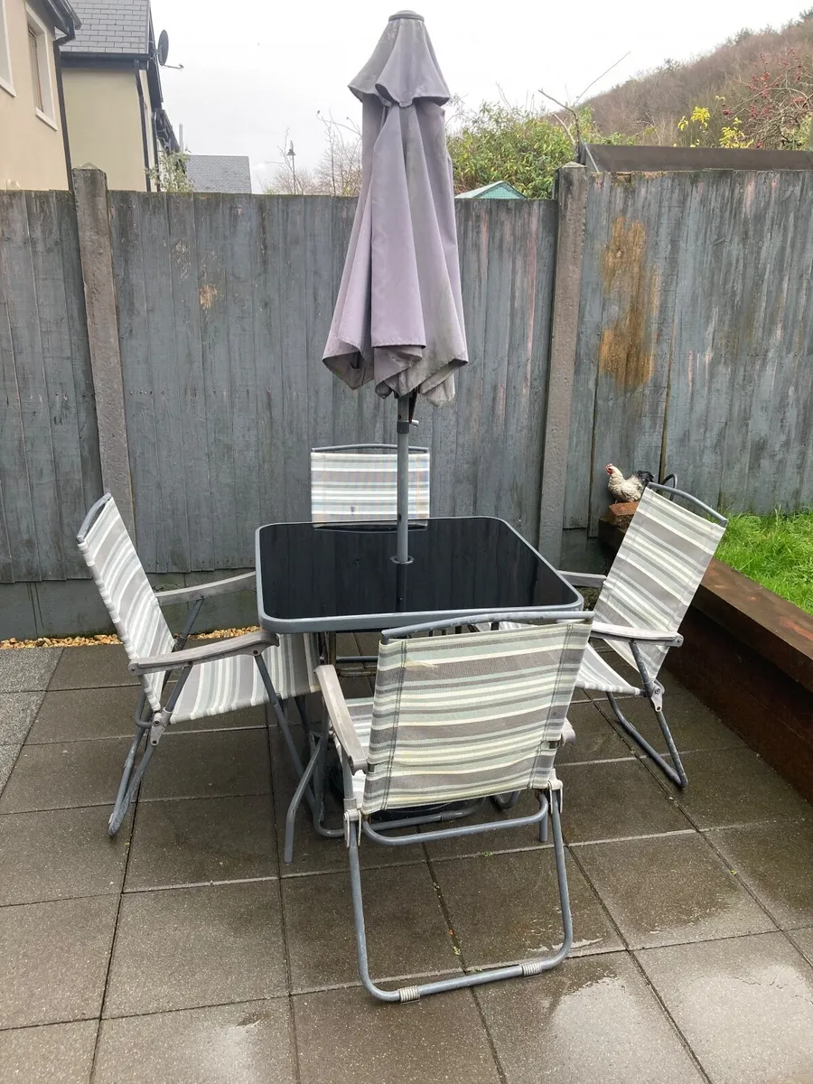 Outdoor furniture table and chairs - Image 2
