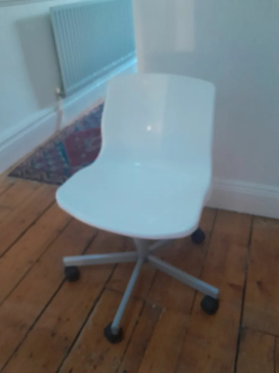 desk and chair - Image 1