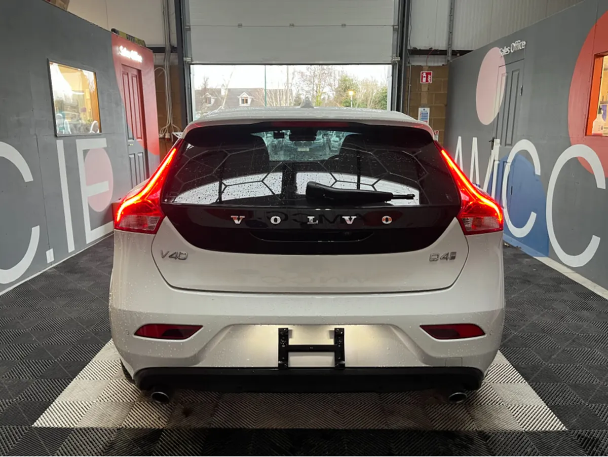 Volvo V40 ONLY €16950! 2018 VOLVO V40 D4 2.0 AUTOM - Image 3