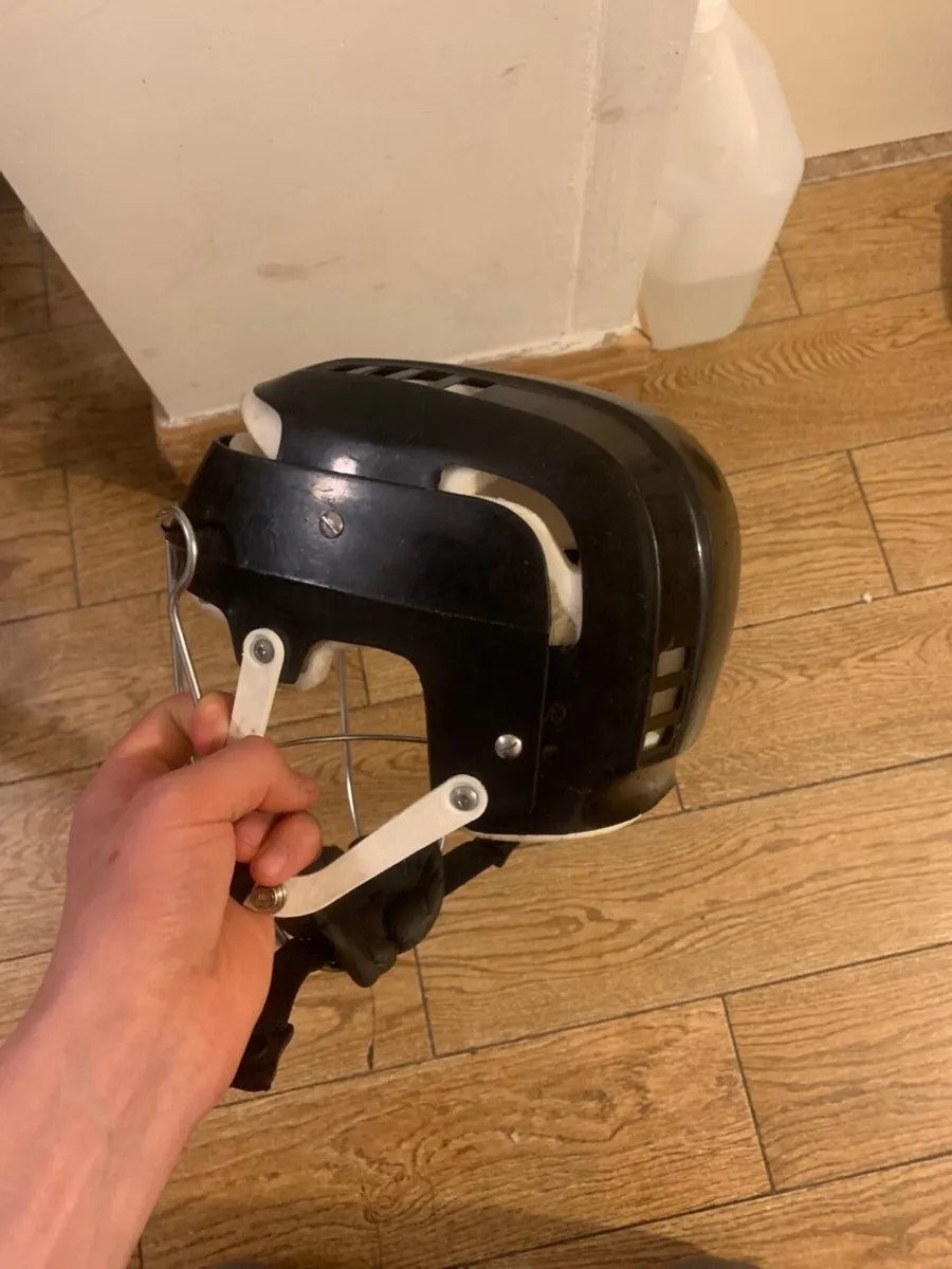 Old style canadein hurling helmet - Image 3
