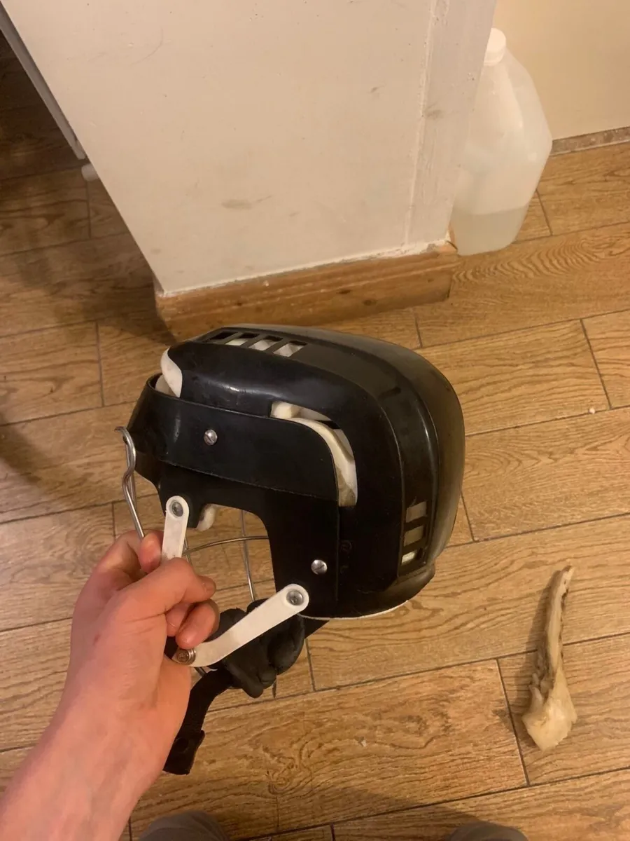 Old style canadein hurling helmet - Image 4