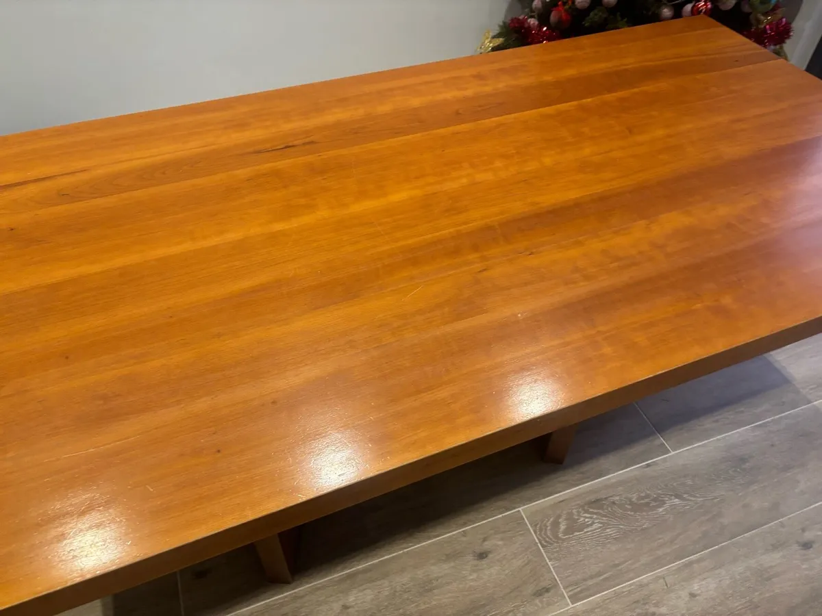 Table and and chairs - Image 2