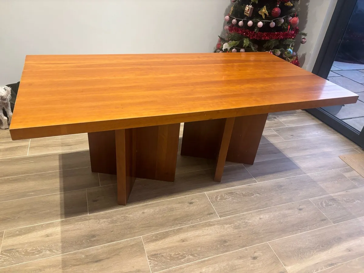 Table and and chairs - Image 3