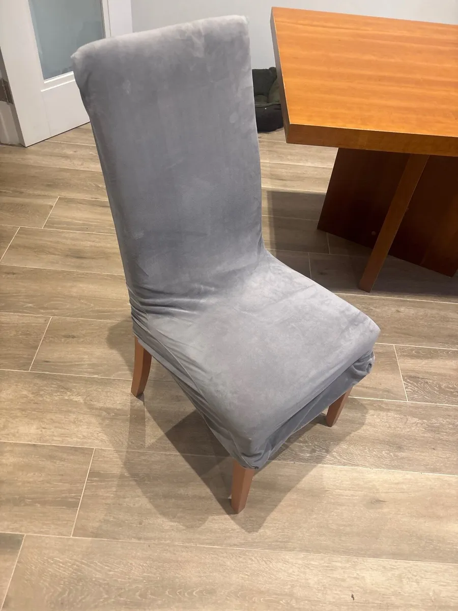 Table and and chairs - Image 4