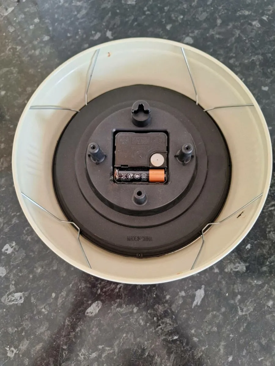 Small metal retro style wall clock - Image 2