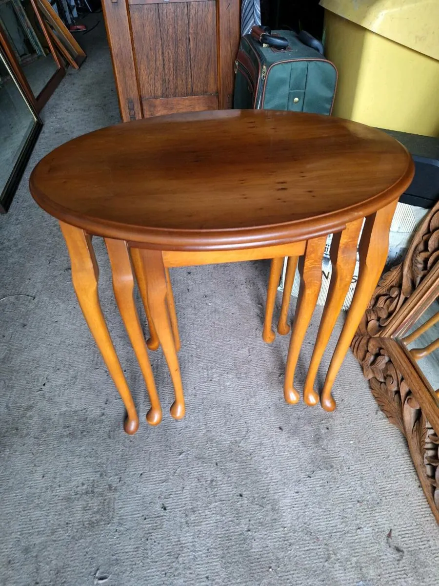 Lovely neat wooden nest of tables - Image 1