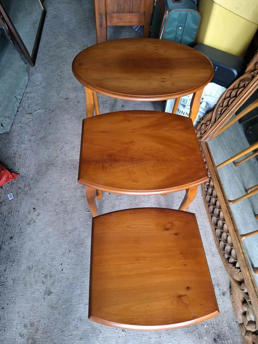 Lovely neat wooden nest of tables - Image 2