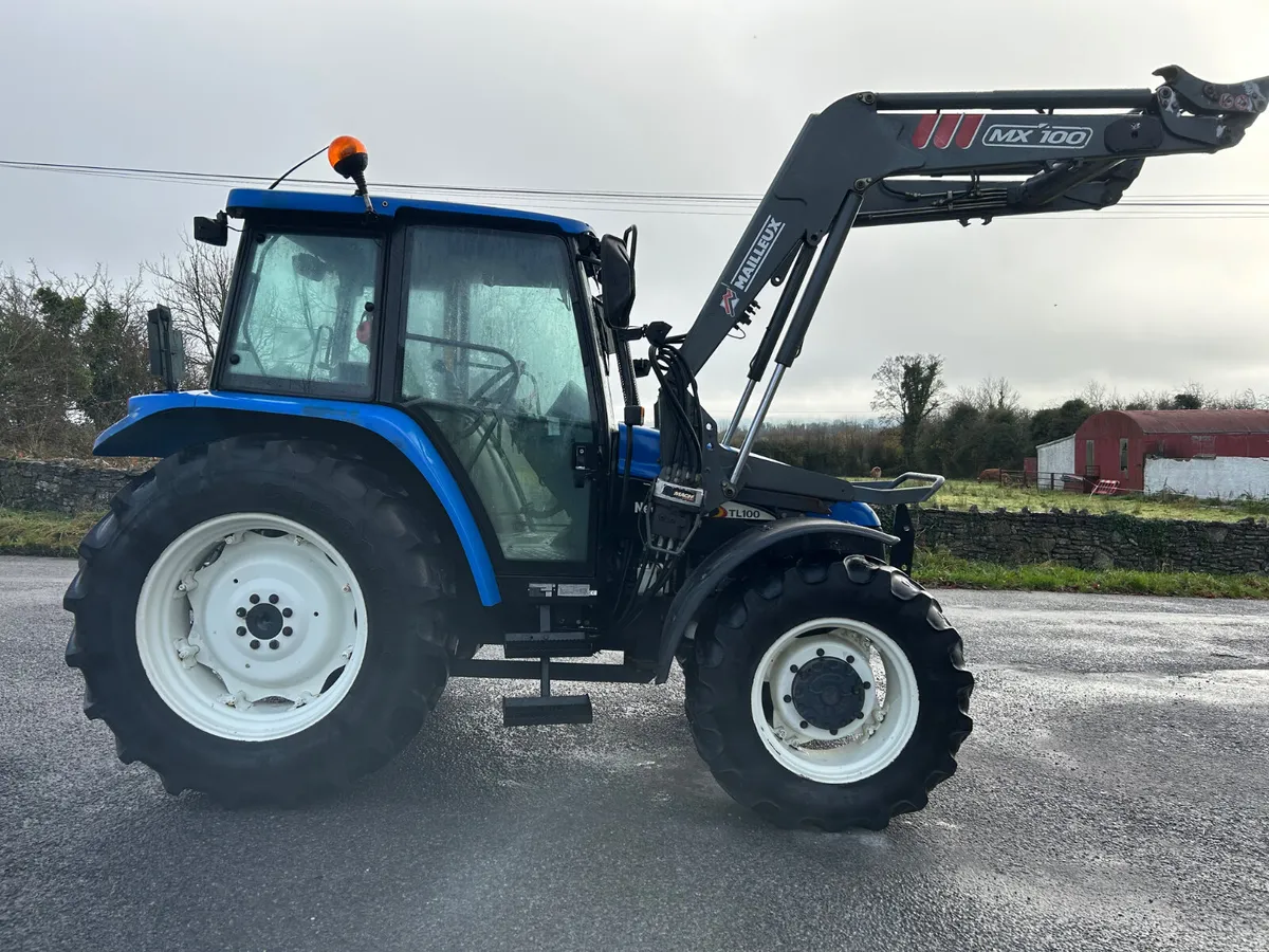 2001 New Holland TL100 with MX Loader - Image 4