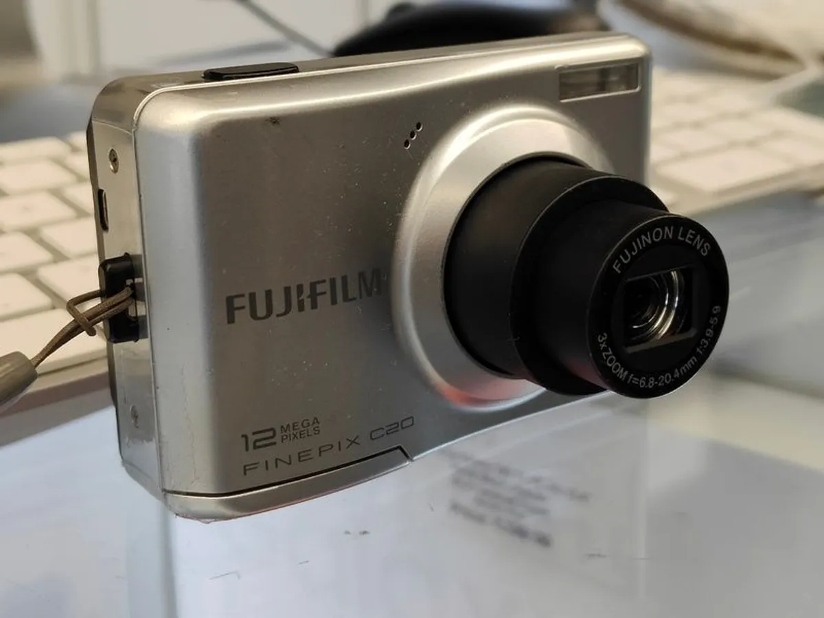 Fujifilm Finepix C20 12MP Digital Camera Battery Operated - Image 2