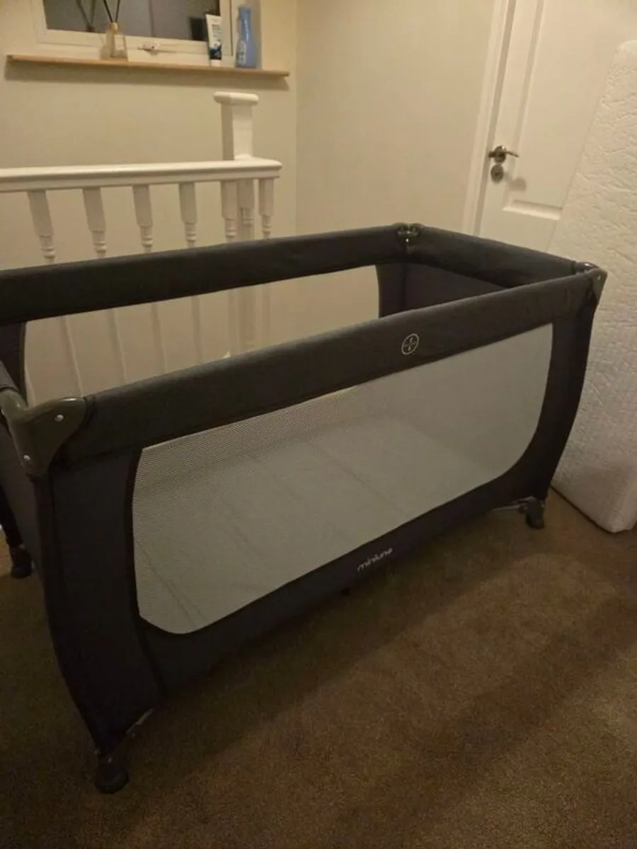 travel cot with mattress - Image 3
