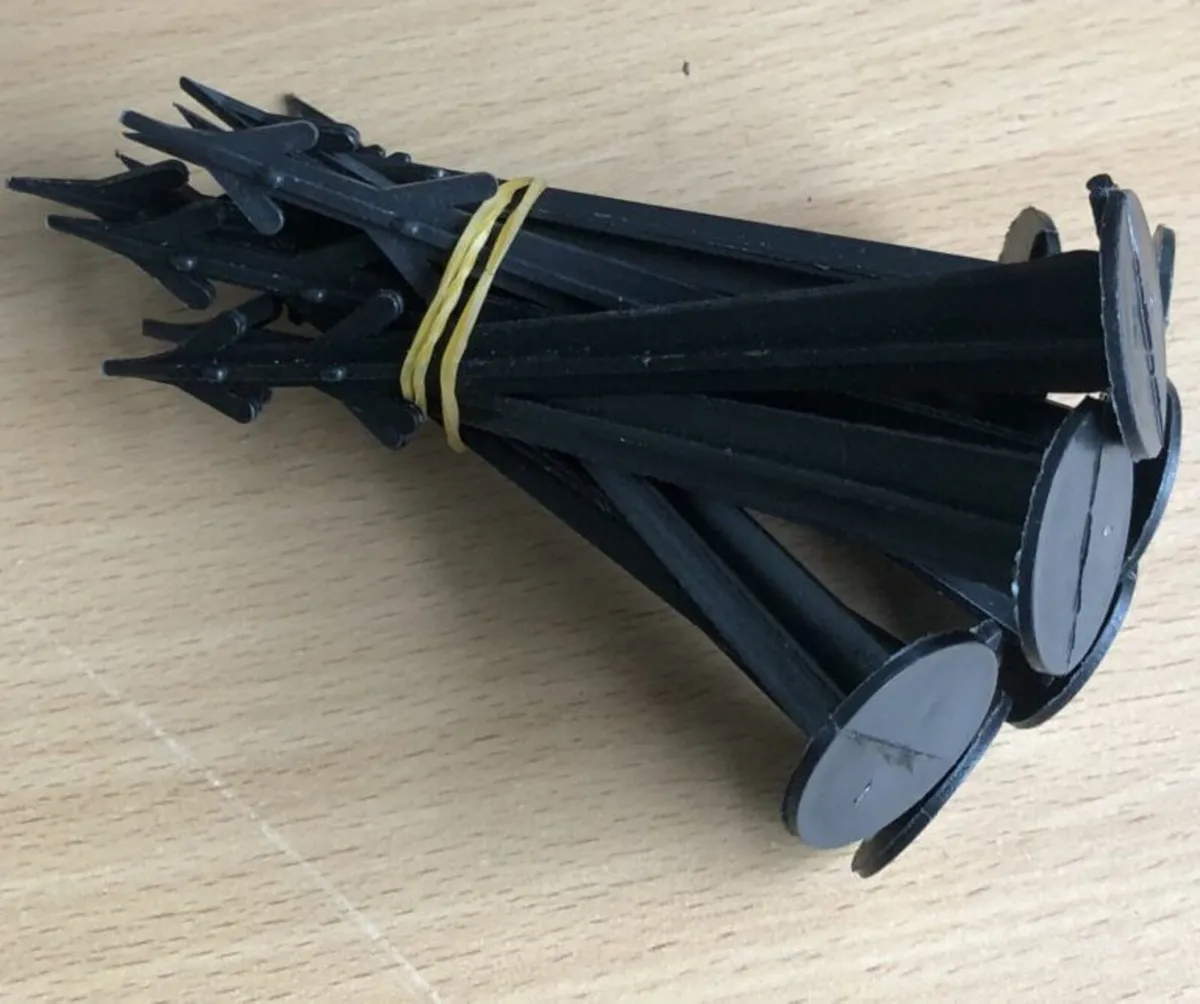 Weed Control Fabric-Accessories Plastic Pegs 100PK - Image 1