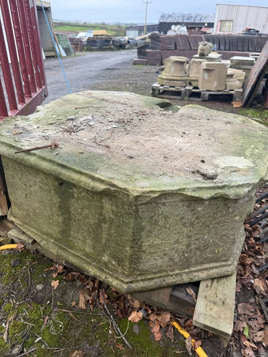 Large sandstone base - Image 2