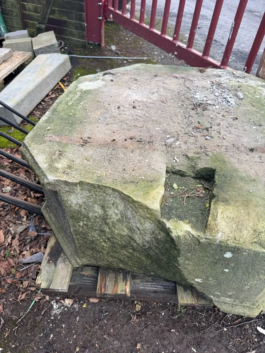 Large sandstone base - Image 3