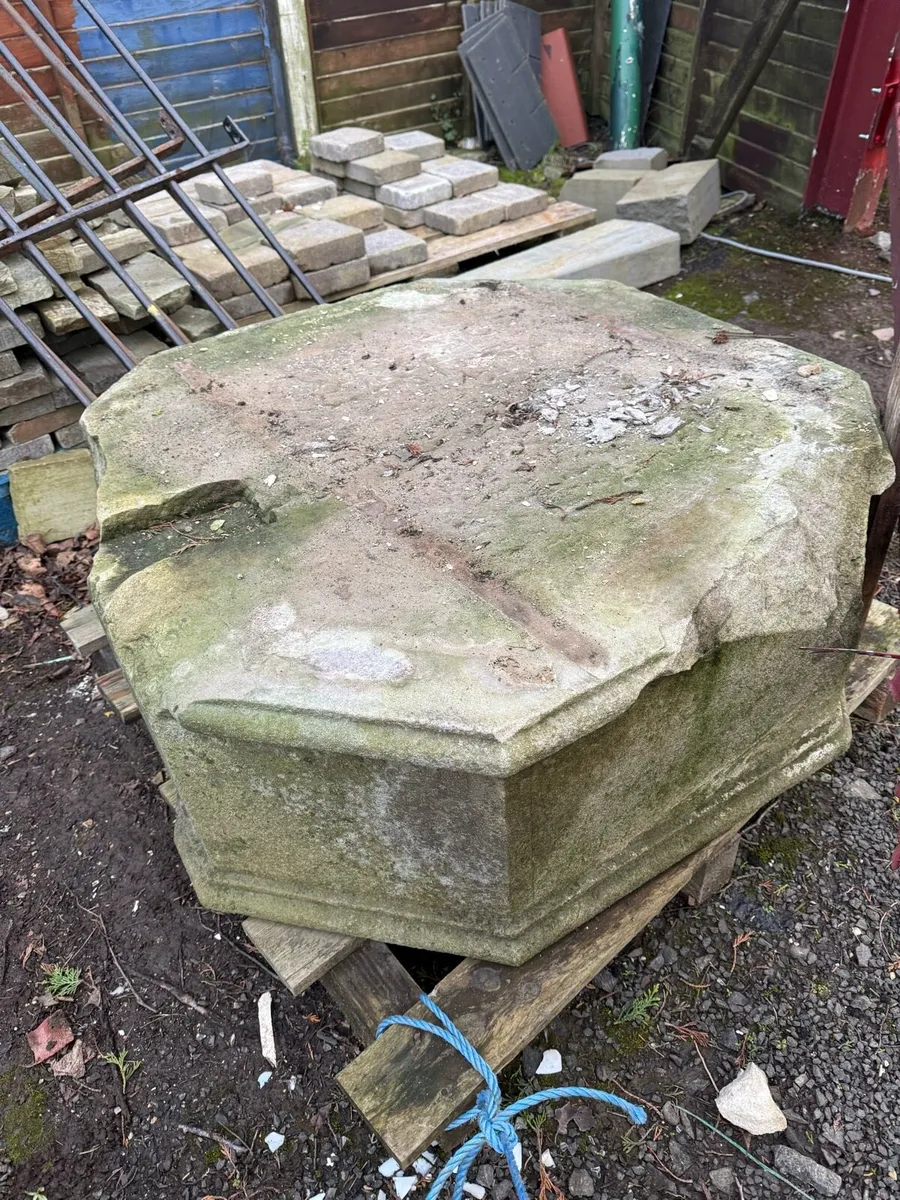 Large sandstone base - Image 4