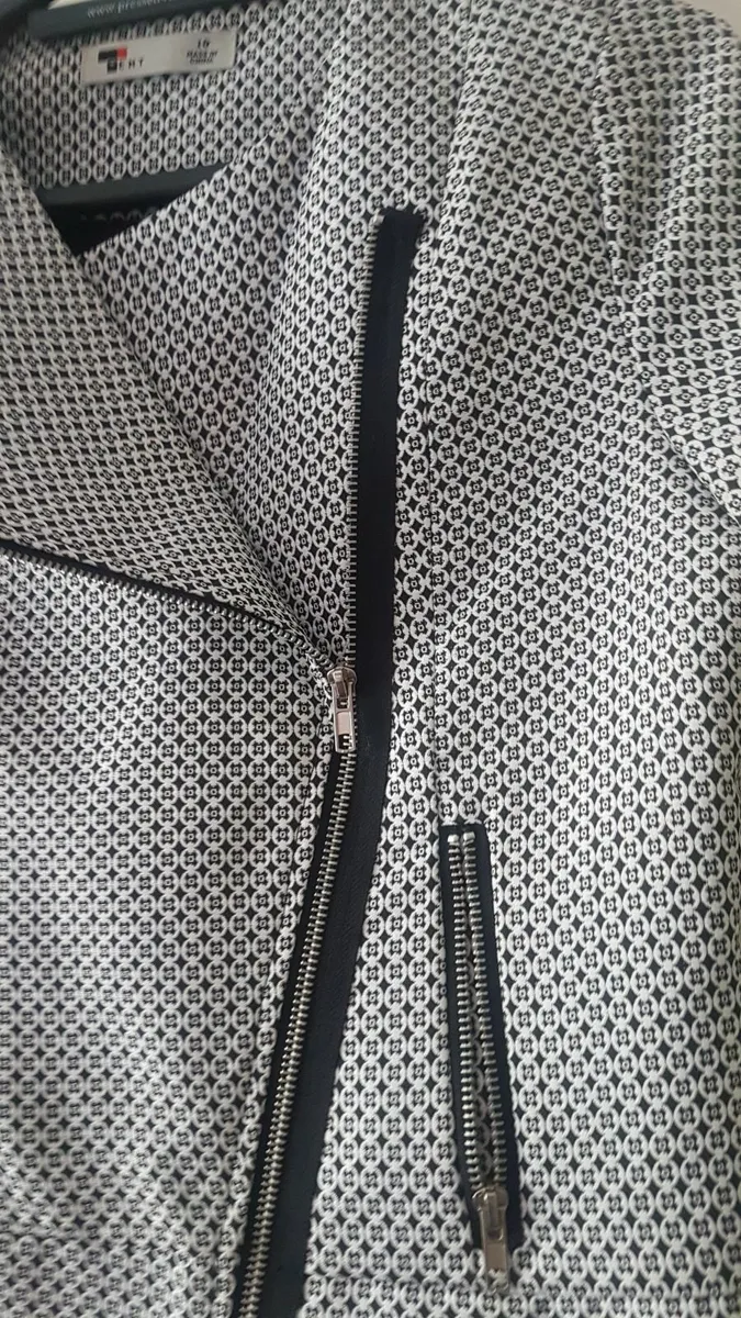 Blazer fits sm m never worn - Image 2