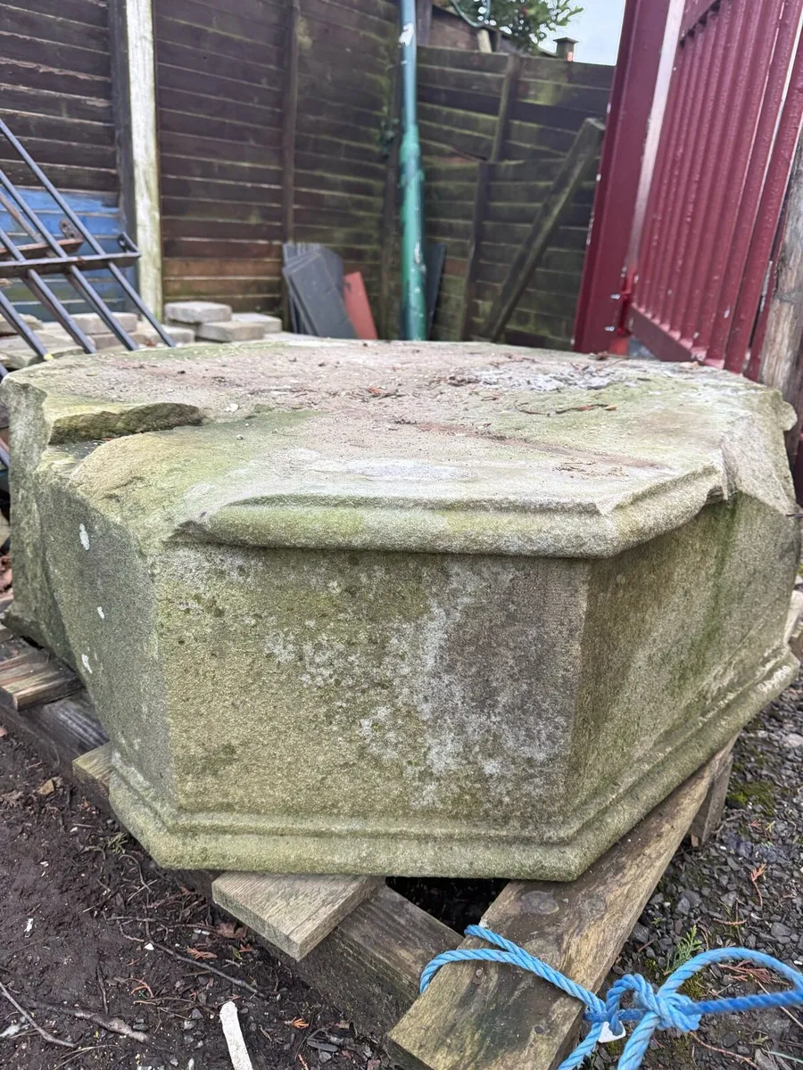 Large sandstone base - Image 1