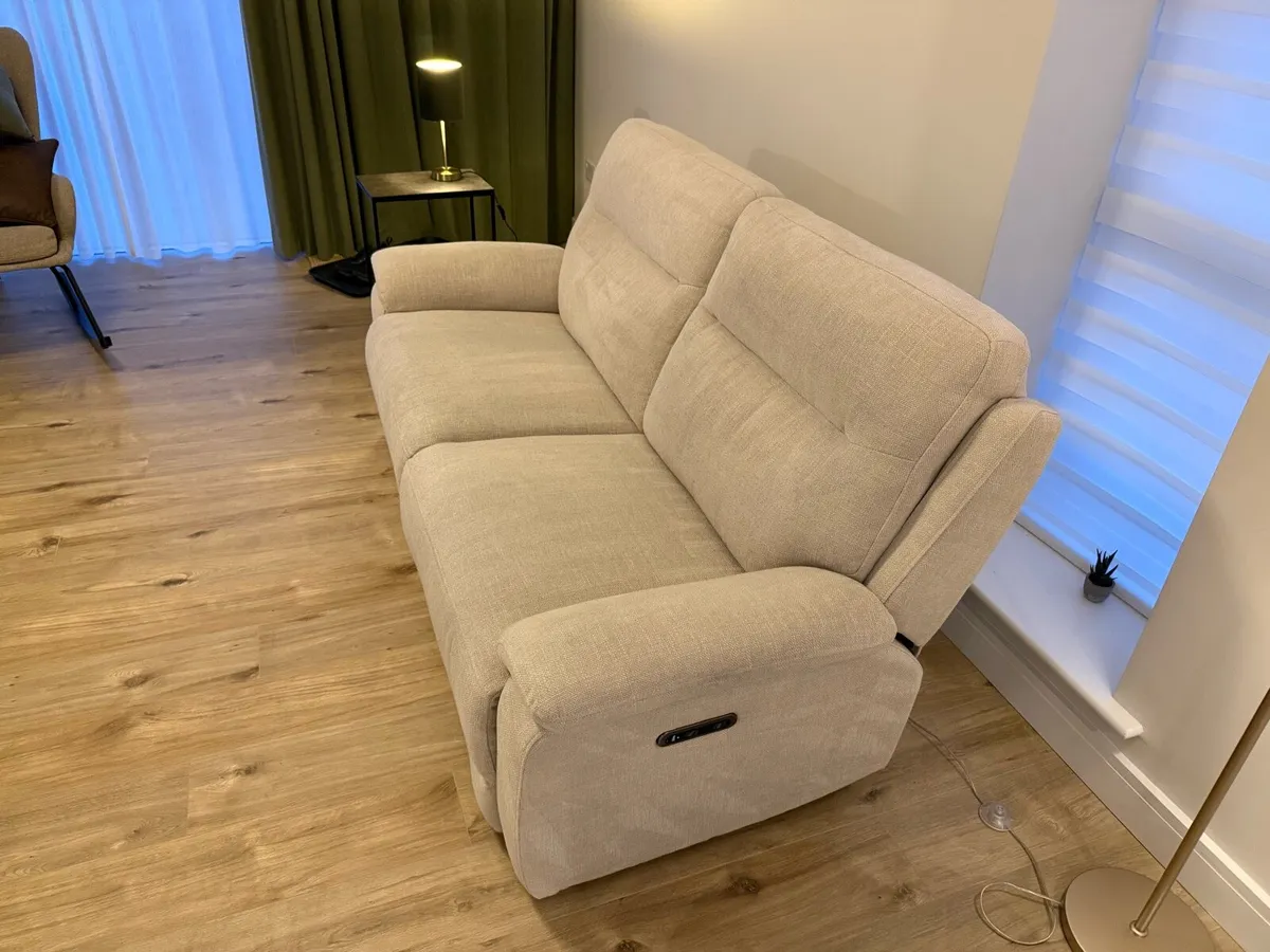 Fully Electric 3 seater recliner - Image 4