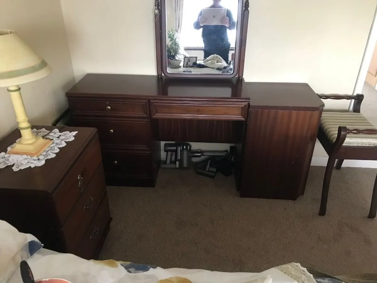 Bedroom furniture - Image 2