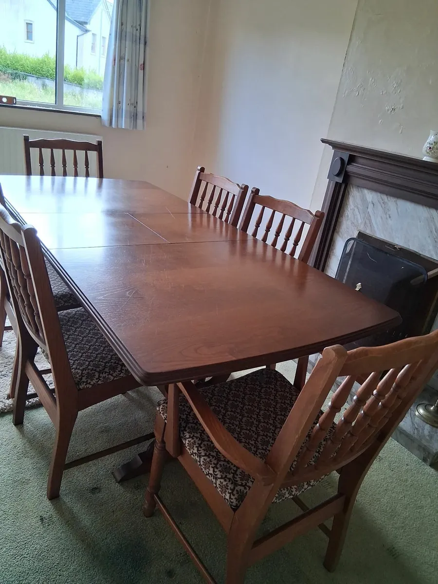 Table and chairs, delivery possible - Image 1