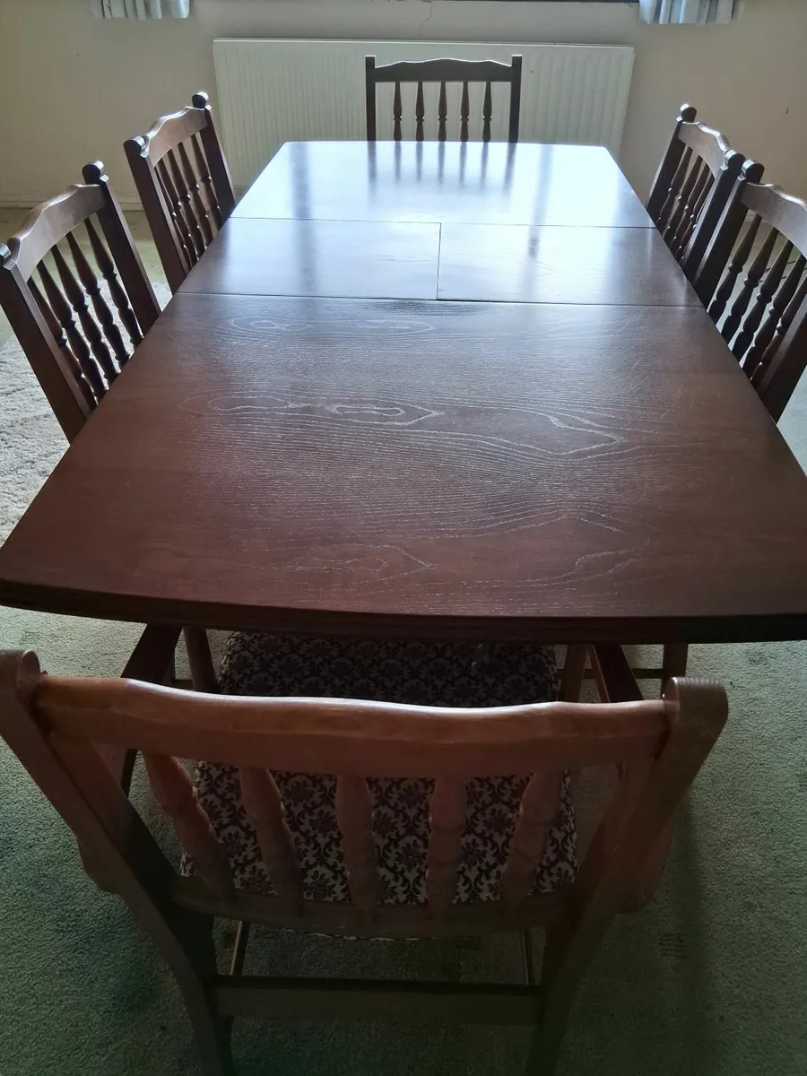 Table and chairs, delivery possible - Image 3