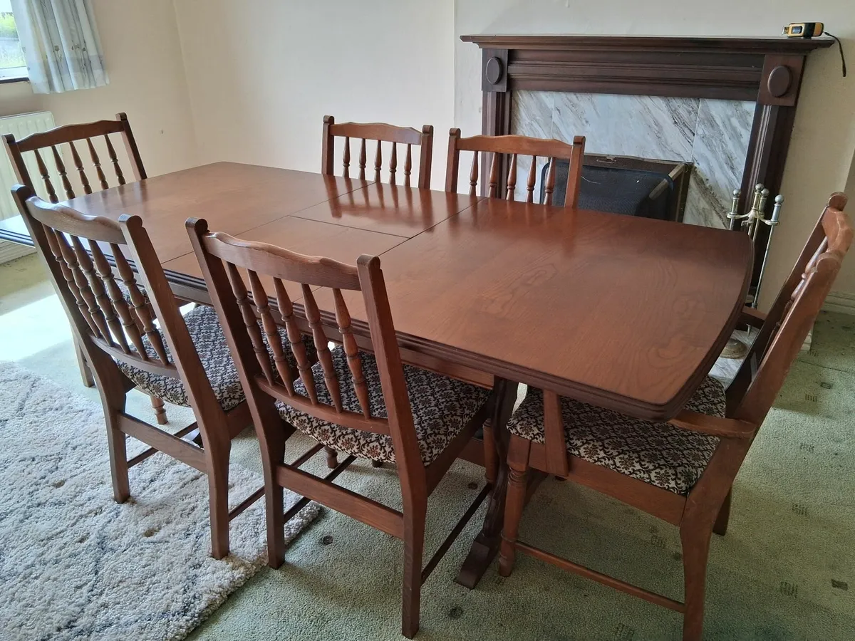 Table and chairs, delivery possible - Image 4