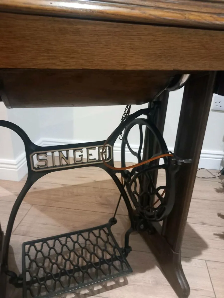 Sewing machine - Image 2