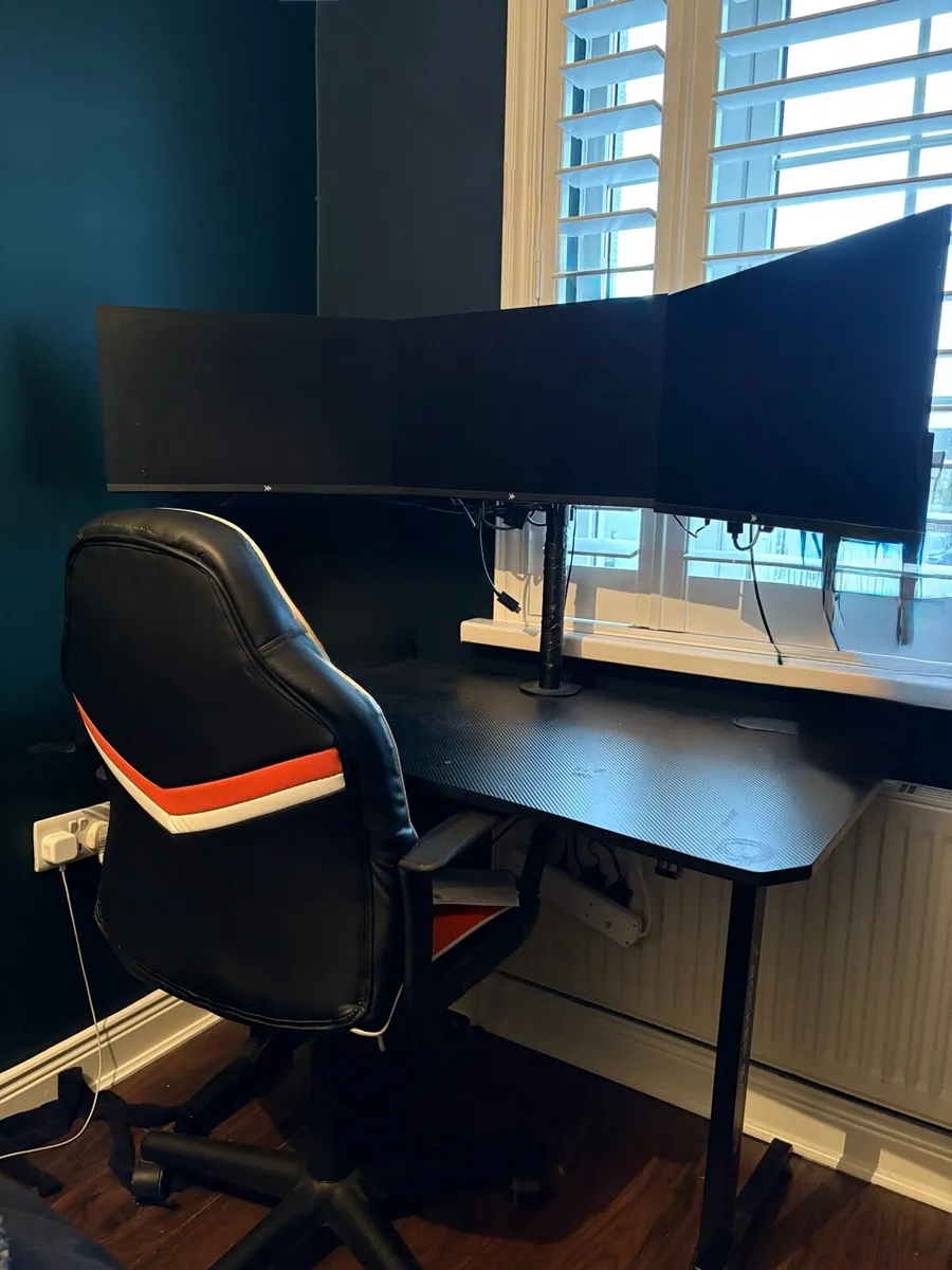 Gaming table chair and 3 monitors included - Image 1