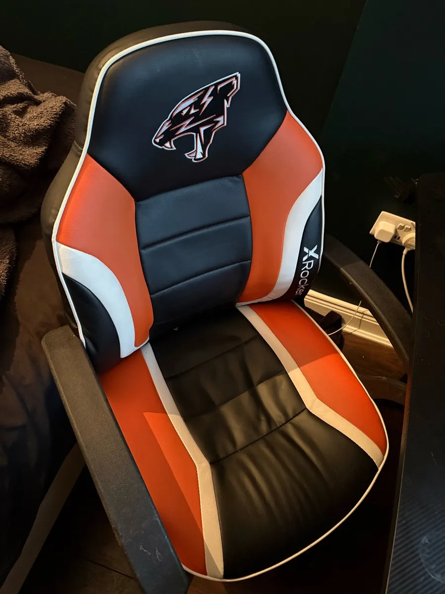 Gaming table chair and 3 monitors included - Image 2