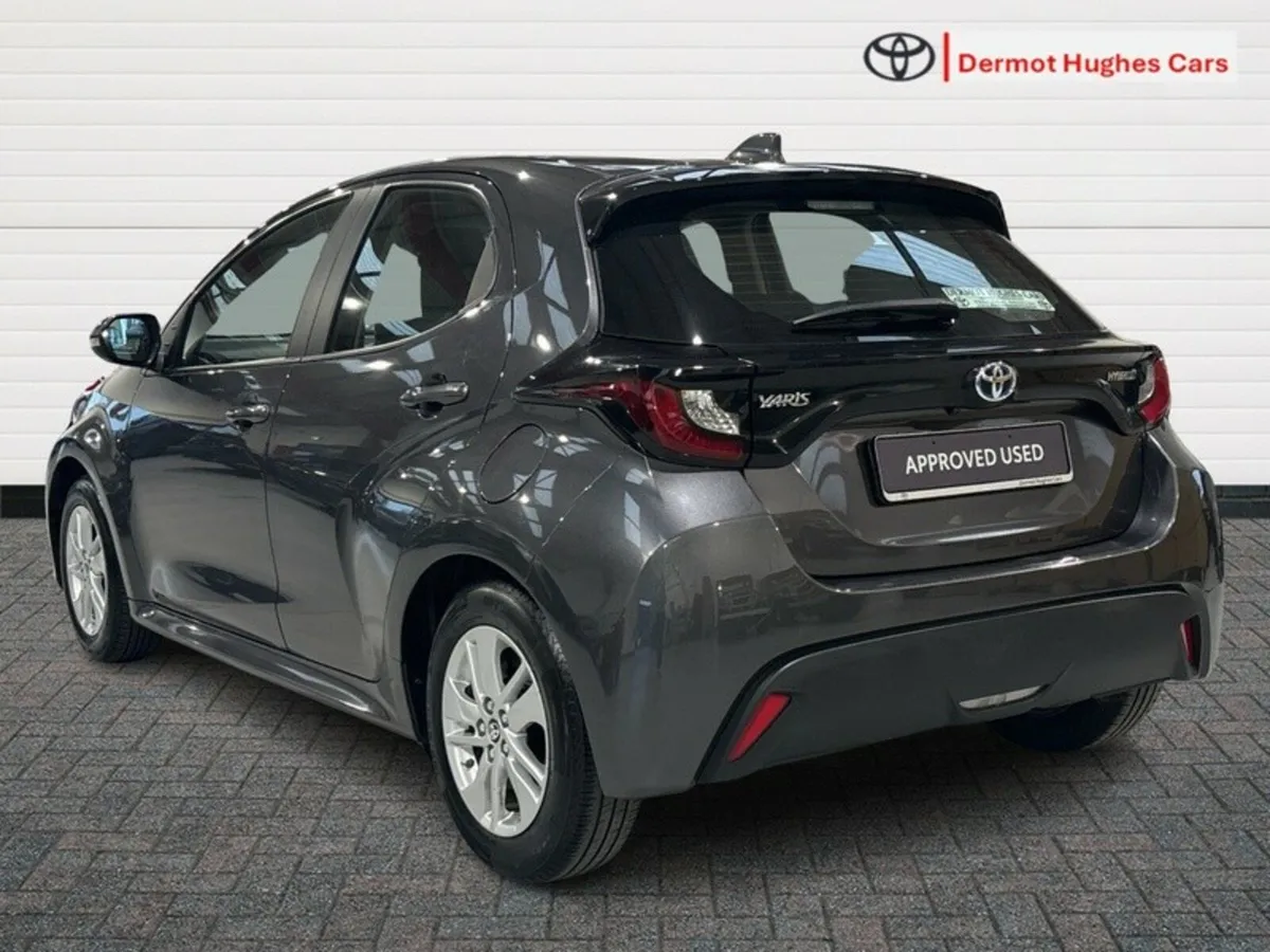 Toyota Yaris 1.5 HYBRID LUNA AUTO - Image 2