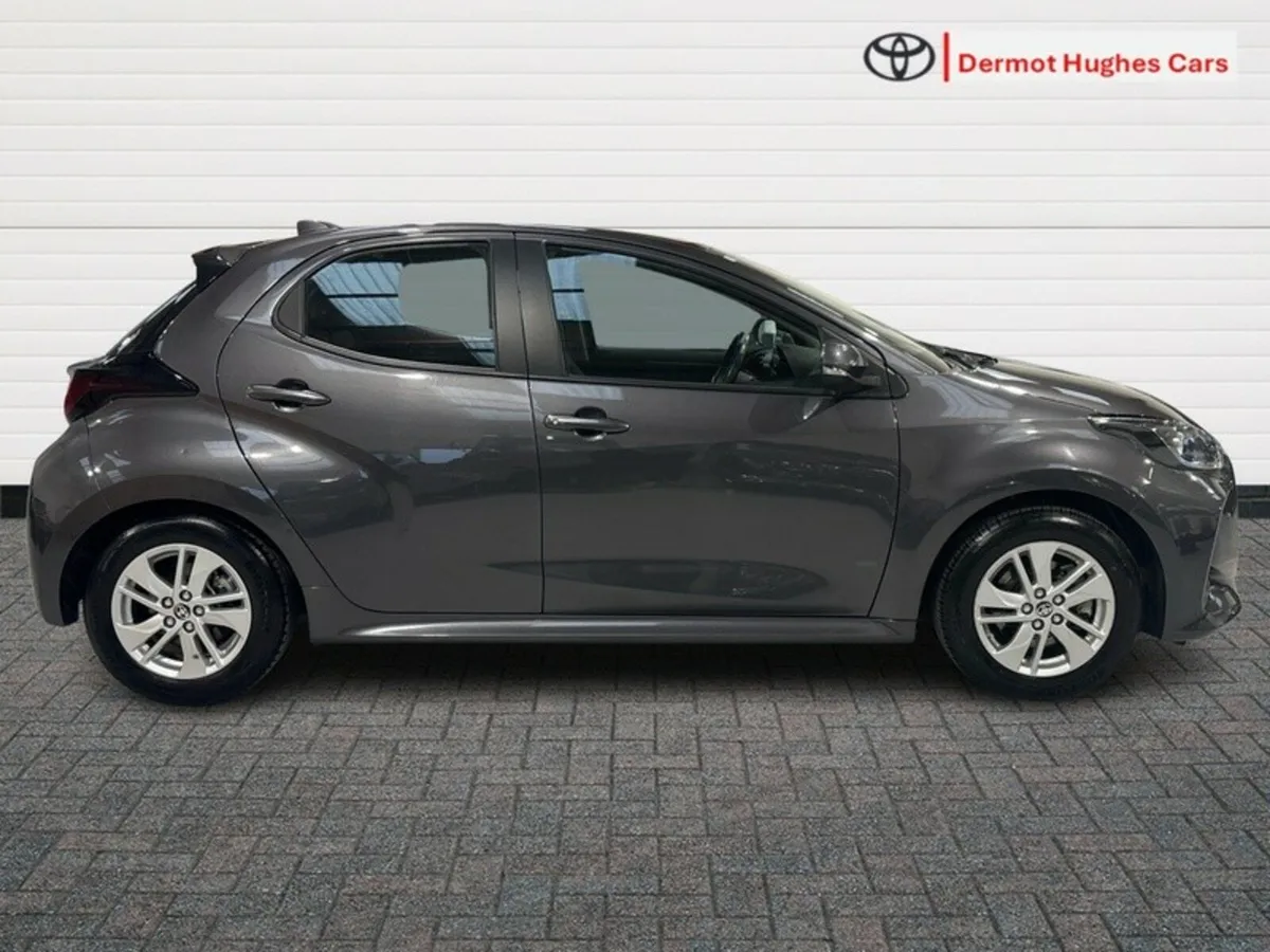 Toyota Yaris 1.5 HYBRID LUNA AUTO - Image 3