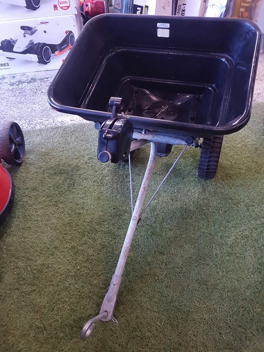 BROADCAST SPREADER 80LB - FOR SALE - Image 2