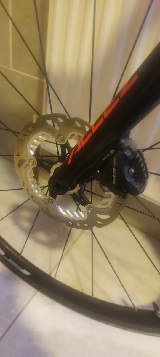 Specialized Allez Sprint Disc Road bike - Image 2
