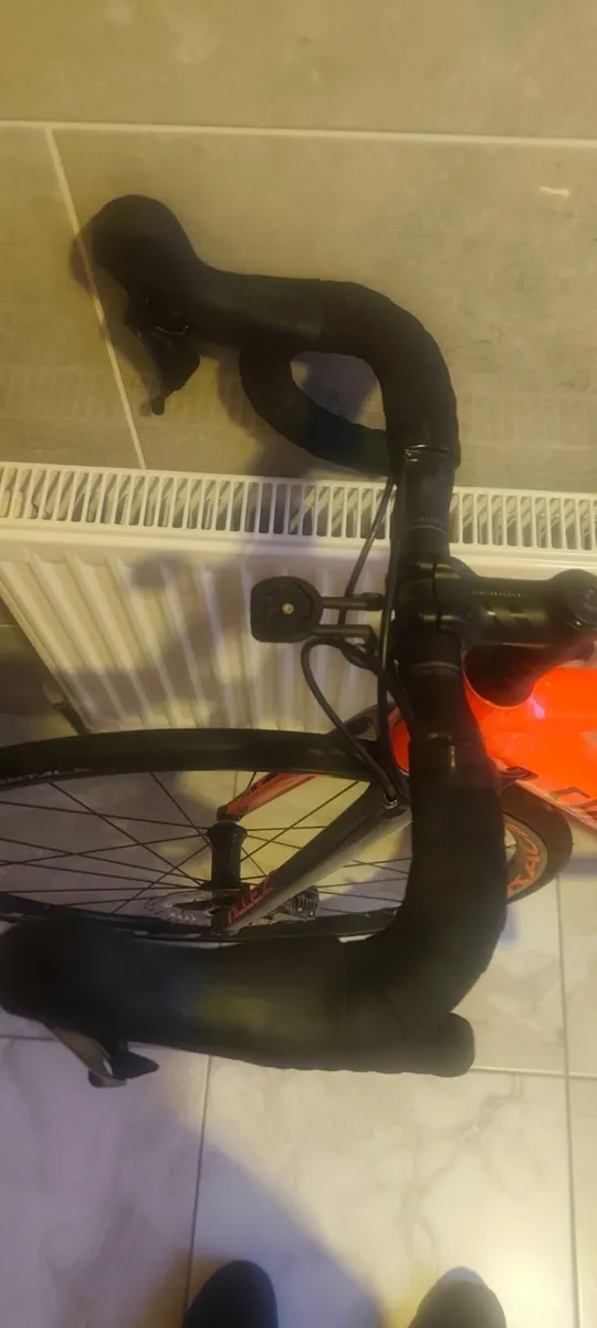 Specialized Allez Sprint Disc Road bike - Image 4