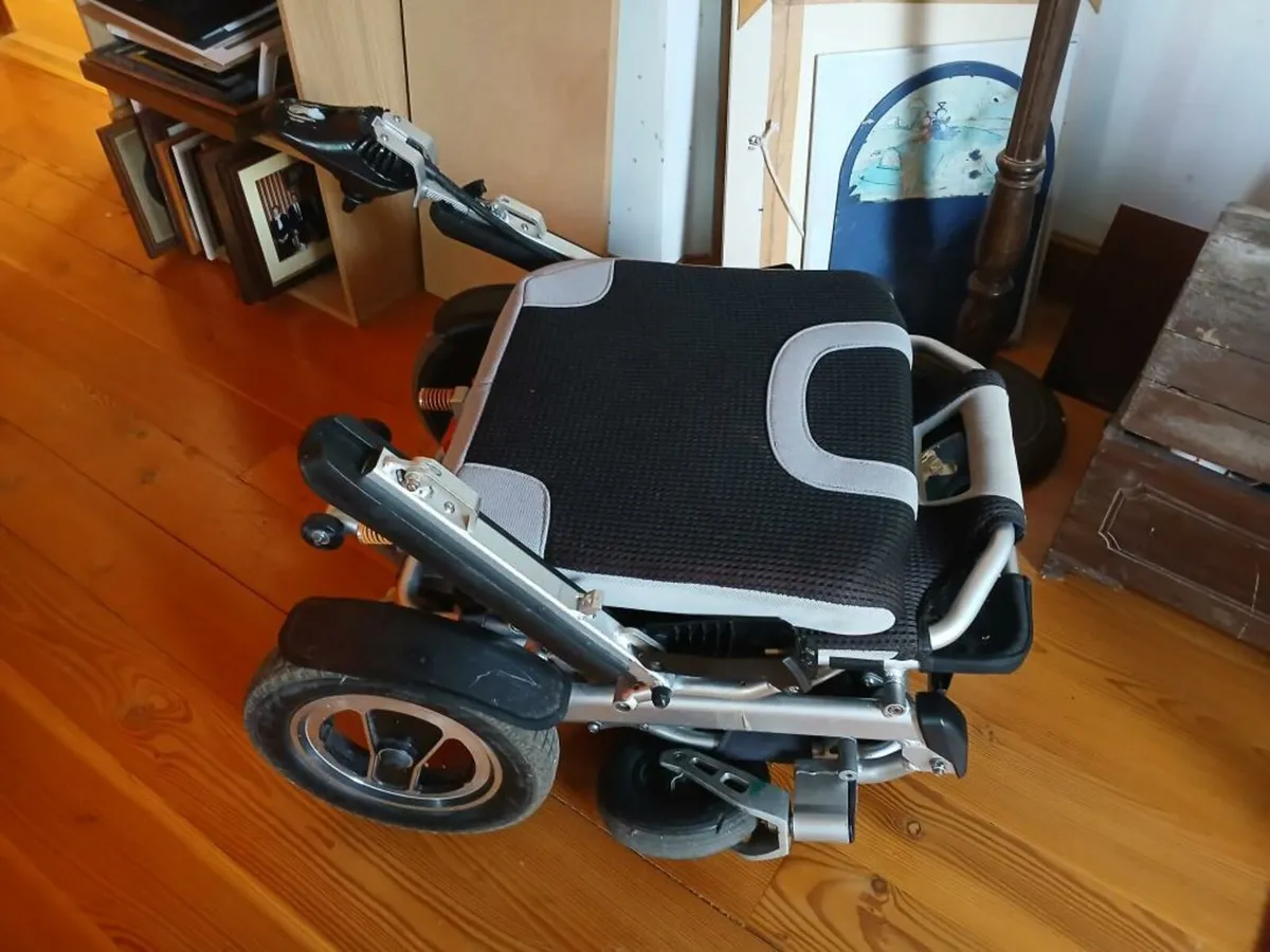 Foldable electric wheelchair - Image 3