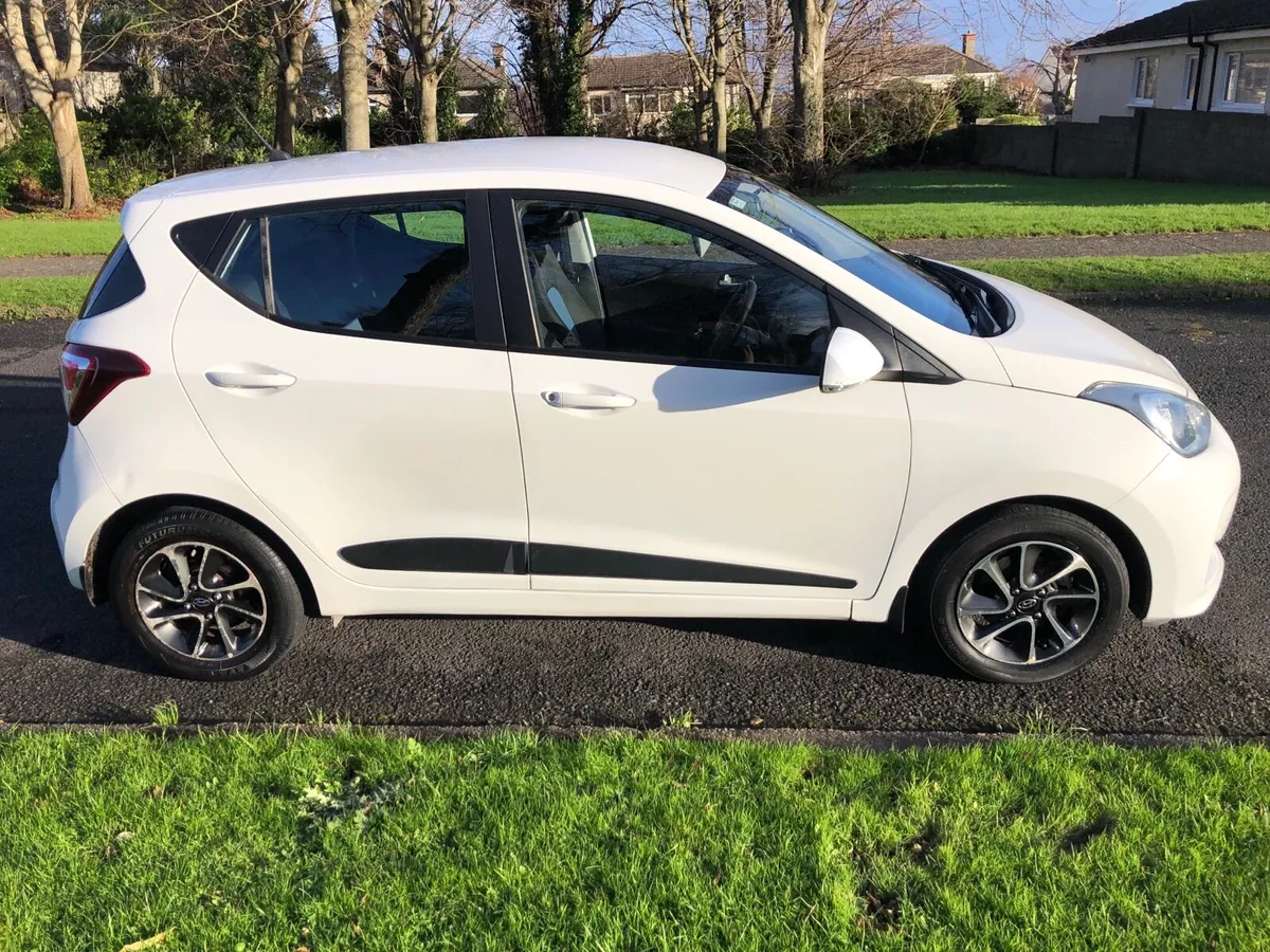 Hyundai i10 Deluxe 1.0L - Image 3